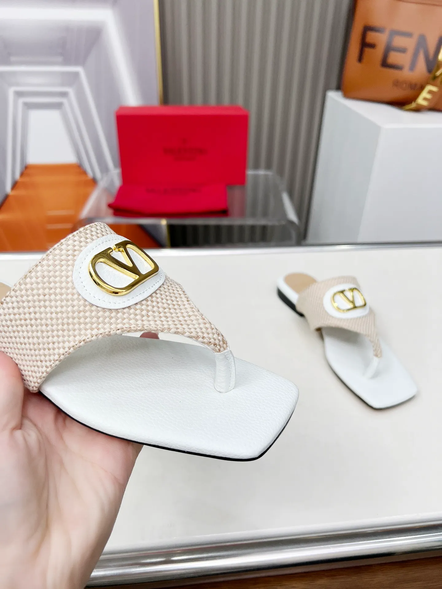 👟👟Ex-factory price 340👟👟 Genuine leather sole +30 Valentino, 25 new spring and summer Valentino color-blocked flat flip flops, sizes 35-43, leather sole +30
